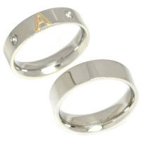 6mm Alianza de acero inoxidable / anillo de acero inoxidable con 2 Piedras Zirconia y 1 letra de oro