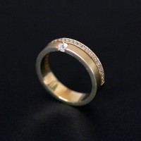 Anatomical Alliance Gold 18k 750 Width 4.8mm Thickness 1.5mm with 1 diamond of 7 points and 26 diamonds of 1 point